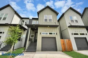 3BR 2BA, Luxury Bathroom, Rock Garden, Selfie Wall - Image 2