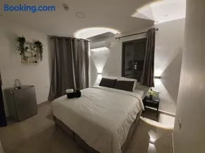 The boutique - Image 1