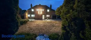 Tangle Tree Lodge - Luxury, Parking, Spacious 5 bedroom, 7 beds, sleeps 12 - Image 1