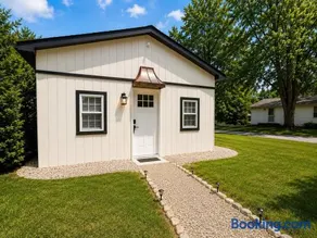 Stunning One Room Cabin Near the Lake - Image 2