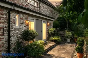 The Courtyard Suite - Image 4