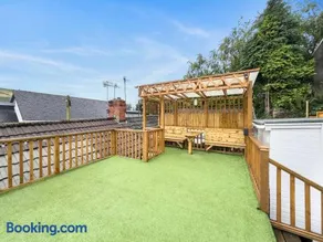 Dashing and Distinctive Dwelling w Rooftop Garden - Image 2