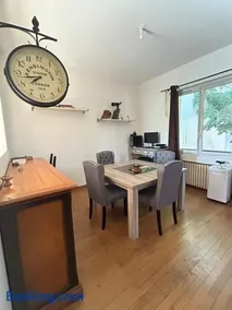 Spacious house with garden, parking, and relaxation area - Image 2