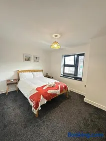 Newly refurbished 2-bedroom apartment with balcony & Free Parking - Image 3