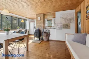 Cozy Holiday Home Near Beach And Town Life - Image 5