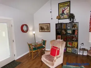 Retro Guesthouse with Boat and RV Parking - Image 3