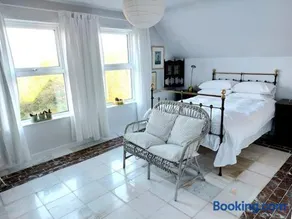 Stunning apartment set in private native woodland - Image 1