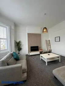 Spacious Victorian Birkdale Apartment with Garden - Image 2