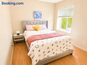 Spacious Family-Friendly 3BR Suite Near White Rock Beach - Image 2