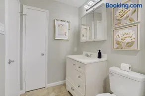15 Min to International Airport! Cozy, Modern Home - Image 5