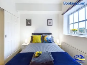 2 Bed Ensuite, Secure Parking, Fast WiFi & SmartTV - Image 4