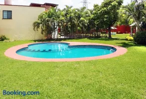 Casa Palmera en Condominio con seguridad Aire acondicionado Alberca Wifi cocina y TV - Image 1