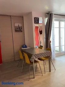 15 min walk to DisneylandParis, 5 min walk to Val d'Europe Mall and train RER A, Monyhome apartment for 4 persons - Image 4