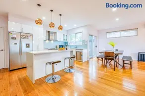 Bright Modern Holiday Home 7 Beds at Doncaster - Image 2