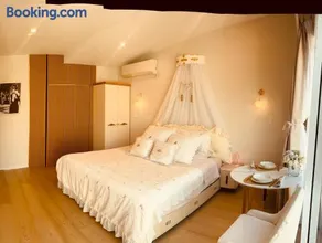 Delightful little house & Chateau Charme Suite - Image 2