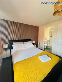 Bierton & Aylesbury Room - King Ensuite & free parking - 60 Coronet Road - Image 2