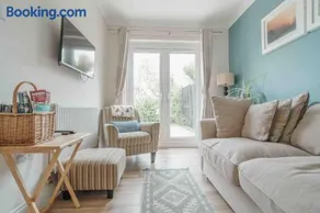 Seaside Family Escape- Cosy bungalow with large private garden- Pets Welcome - Image 1