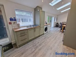 Luxury Sleeps 11 Kirkby Home by City SuperHost - Image 3