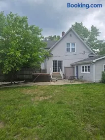 Serene 4 bedroom house with AC - Image 2