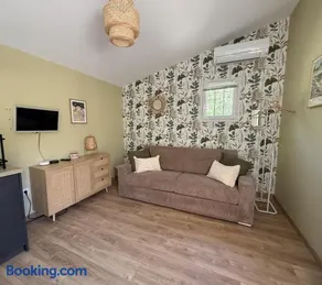 Charming studio with private terrace - Image 1