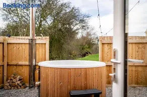 Luxury barn with private wood fired hot tub - Image 2