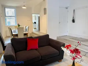 Eden Stay 5 Bedroom House - Image 3