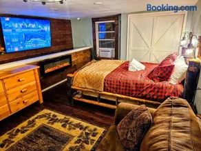 Private Cabin- Breakfast - Double Tub - 75in TV - SUP - Washer Dryer - BBQ - Image 1