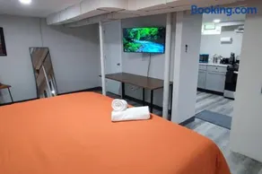 Spacious Suite Close to Downtown Indy/ King Bed - Image 5