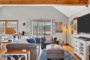 Wooded lakefront chalet with hot tub and game room - Image 4