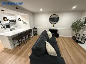 Newly Renovated Villa with King Bed and Amenities, 1 mile to Mohegan Sun - Image 4