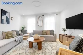 Spacious 2-Level Stay Private Terrace & Parking - Image 2
