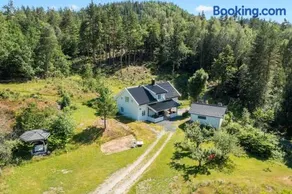 Romantic farmhouse with idyllic garden - Image 2