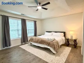 Cozy modern Mediterranean haven, 1 King 2 Queens - Image 1