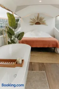 Maria Flor Luxury Bus converted home - Image 1