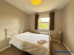 Spacious 4 Bed Home near Elizabeth Line, great for Contractors, Families, Groups & Insurance stays - Image 2