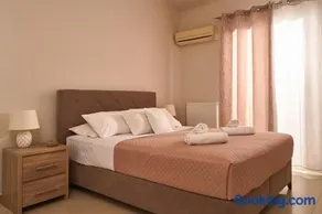 Elysium Villa, Refined Stay Close To Sandy Shore - Image 4