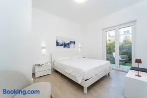 Hestia Luxury Garden Suite -Jacuzzi Near Beach - Image 4