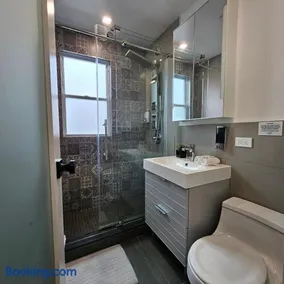 Spacious 2-Bedroom Apartment Near Subway - Easy Manhattan Access - Image 4