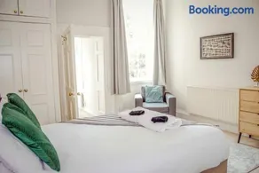 BRAND NEW LISTING Beautiful 2 bedroom apartment - Image 4