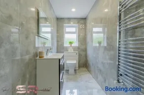 Affordable 1-Bed House, Sleeps 4, Super fast Wi-Fi with Private Garden and Parking - Image 4