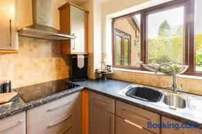 Modern 4-Bed House in Central Telford with Parking, Contractor Friendly - Image 5
