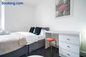 Stylish 3BR Derby Apartment - Sleeps 6, Central Location - Image 3