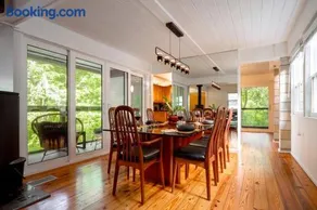 TreeTops Spacious Architectural Retreat - Image 2