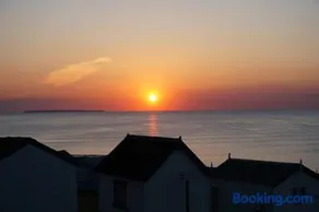 The Royal Clovelly caravan with sea views - Image 3