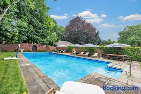 Private Resort Mansion with Pool - Image 3