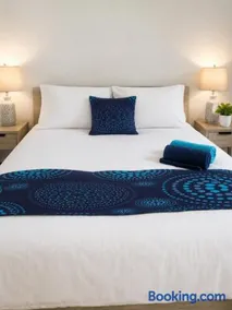 Comfortable 2-Bed Flat with Free Parking - Image 1