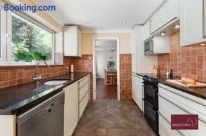 Three Bed Bungalow - Finchampstead - Image 2