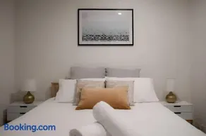 Mt1012 - 1 BR Docklands Delight, Stunning Apartment - Image 1