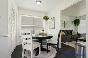 Italian Cottage 2B 1B Duplex KING Pet Friendly - Image 3