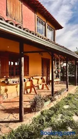 Casa charmosa com chalés, jardim e área gramada - Image 3